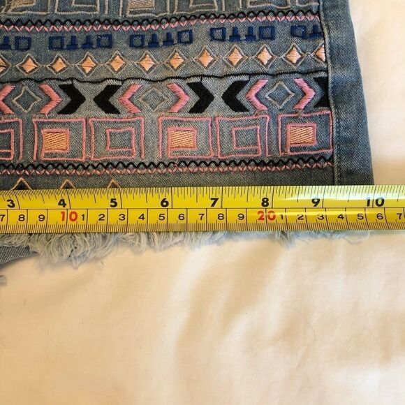 Seductions FD Denim Embroidered Shorts EUC - Picture 10 of 10